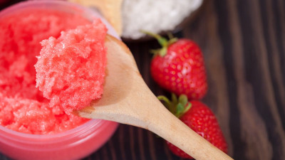Usir Komedo dengan Perawatan Scrub Buah